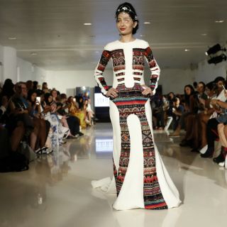 Modelo desfigurada por ácido abrió la Fashion Week de Nueva York