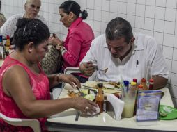 Cambia tu manera de comer. Come porciones pequeñas, esto mejorará tu reflujo gástrico. EL INFORMADOR / ARCHIVO