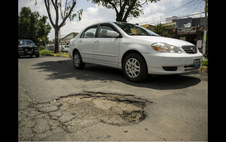 Las autoridades de Zapopan reciben hasta 800 reportes de baches al día. EL INFORMADOR / ARCHIVO
