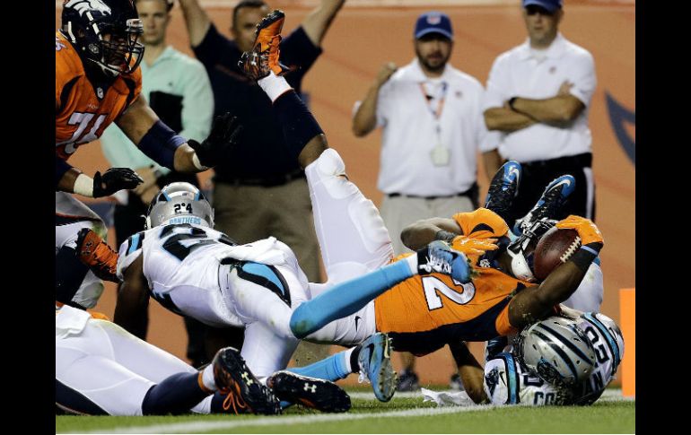 C.J. Anderson (#22), de los Broncos de Denver, fue una pesadilla para la defensiva de Carolina. AP / J. Mahoney