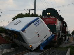 Indican que el chofer del camión urbano habría intentado ganarle el paso al convoy de la empresa Ferromex. EL INFORMADOR / R. Tamayo