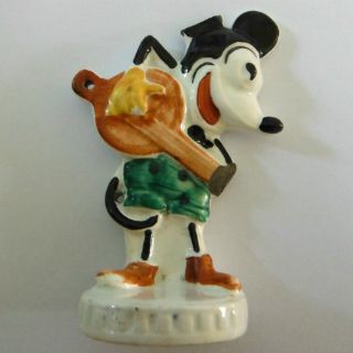 Hallan estatuilla de Mickey Mouse en Auschwitz