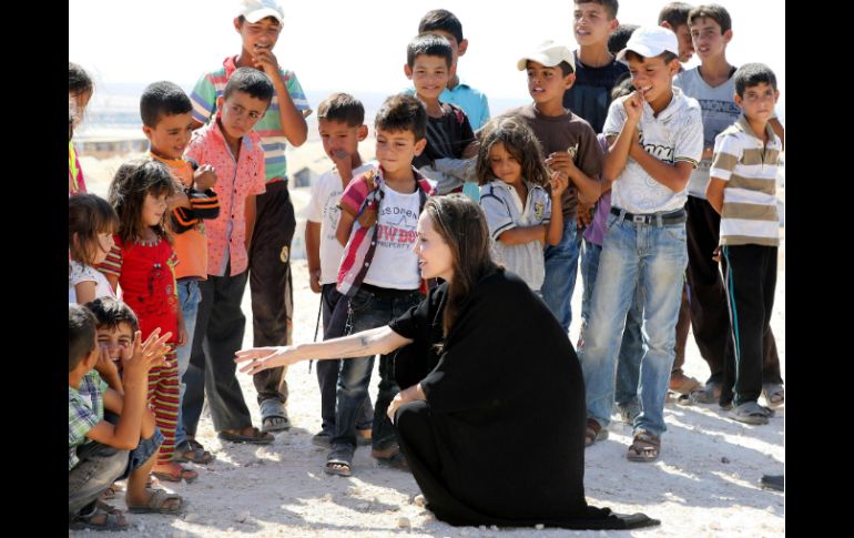 Angelina Jolie visitó el campo de refugiados Sirios en Azraq. AFP / K. Mazraawi
