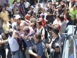 Reporteros, fotógrafos y camarógrafos resultaron golpeados, pero lograron impedir que se llevaran detenido al conductor de noticias. SUN / JMA