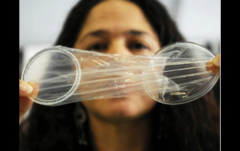 No usen condones femeninos y preservativos masculinos juntos porque se pueden pegar uno al otro y causar rasgaduras. EFE / ARCHIVO