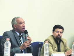El rector del CUSur Ricardo Xicoténcatl García (con el micrófono) y Rogelio Guedea durante la lectura del dictamen. ESPECIAL /