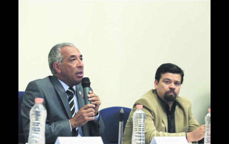El rector del CUSur Ricardo Xicoténcatl García (con el micrófono) y Rogelio Guedea durante la lectura del dictamen. ESPECIAL /