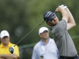 Roberto Castro golpea desde el tee en el octavo hoyo durante la segunda ronda del BMW Championship. AP / A. Mast