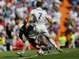 ''CR7'' muestra que ya está recuperado de la lesión en una rodilla que sufrió en la Eurocopa y abre el marcador en el minuto cinco. AP / F. Seco