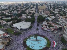 Al arrancar de la Minerva, el contingente se extiende a lo largo de unas 10 cuadras por avenida Vallarta. ESPECIAL /