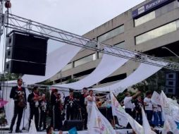 Música del mariachi recibe a quienes terminan el recorrido desde la Minerva a Chapultepec. EL INFORMADOR / S. Blanco