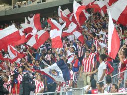 El estadio se pintó de rojo y blanco en cada rincón. EL INFORMADOR / R. Tamayo