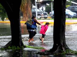 Recomiendan tomar precauciones al caminar por zonas inundadas. EL INFORMADOR / ARCHIVO