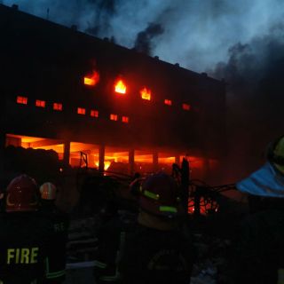 Gobierno bangladeshí reforzará controles tras incendio en fábrica