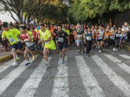 Fue en punto de las 8:00 horas cuando se escuchó el disparo de salida y miles de atletas comenzaron el trayecto. EL INFORMADOR / ARCHIVO