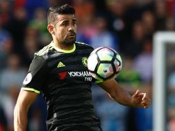 A pocos minutos de terminar el partido, Costa se inventó un remate de chilena que alcanzó la red y dio un punto al Chelsea. AFP / A. Dennis