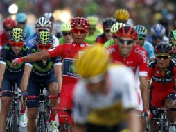 Quintana se enfundará en el maillot rojo definitivo, escoltado por Chris Froome y Esteban Chaves. EFE / J. Lizon