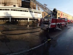 La reacción rápida de los bomberos tapatíos permite que no hubiera una explosión grave. TWITTER / @PCYBOMGDL