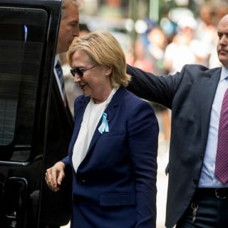 Clinton tiene neumonía y se deshidrató, informa su médico