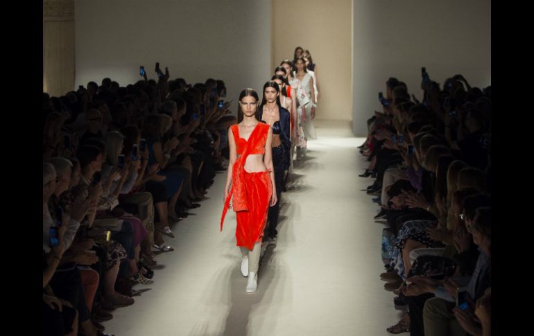 Victoria Beckham presentó una colección llena de madurez, marcada por un trabajo sofisticado en los cortes y materiales. AP / A. Kudacki