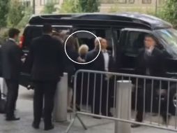 Esta imagen tomada de un video muestra a Hillary Clinton trastabillando, pues ya no pudo dar paso para subir a la camioneta. ESPECIAL /