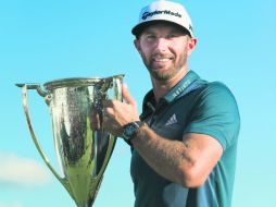 Dustin Johnson. El estadounidense posa con su trofeo de campeón tras ganar el BMW Championship. AP / D. McSchooler