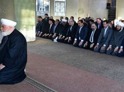 Se publicaron fotografías de Al Asad orando junto a otros responsables políticos y religiosos en el lugar. EFE / SANA
