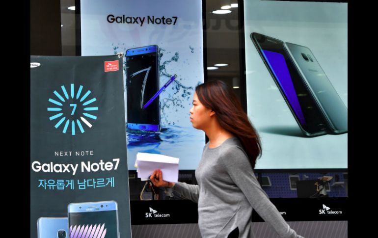 La empresa pide a los usuarios del aparato en todo el mundo que lo apaguen para evitar riesgos. AFP / J. Yeon-Je