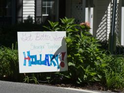 Clinton tuvo que ser auxiliada el domingo luego de una ceremonia pública en NY por los atentados del 2001. AFP / D. Emmert