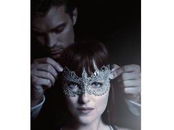 En la imagen se ve a la protagonista, Anastasia Steele con un antifaz en el rostro. TWITTER / @50Sombraslatin