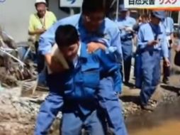 Shunsuke Mutai lideraba la visita a un lugar afectado por una tormenta que dejó más de 20 muertos. YOUTUBE /  Lotus White