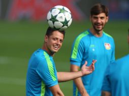 El delantero mexicano podría iniciar como titular, tras haberse recuperado de una lesión en la mano derecha. TWITTER / @bayer04_en