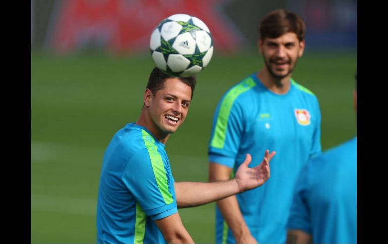 El delantero mexicano podría iniciar como titular, tras haberse recuperado de una lesión en la mano derecha. TWITTER / @bayer04_en