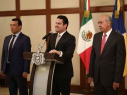 González Pimienta (d) es presentado por el mandatario local, quien estuvo acompañado de López Lara. TWITTER / @AristotelesSD