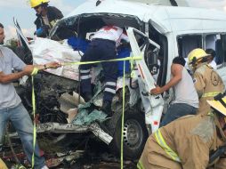 Personal del Servicio Médico Forense se trasladó al lugar para levantar a los cuerpos. ESPECIAL /