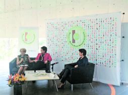 Anuncio. María Teresa Uriarte (con micrófono en mano) y Nubia Macías (de rojo) durante el anuncio del premio. ESPECIAL /