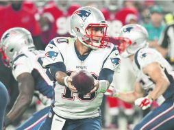 Jimmy Garoppolo, al suplir a Brady, respondió como si llevara varios años bajo los controles de los Patriotas. AP /