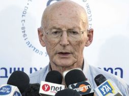 Rafi Valdan habla con los medios de comunicación sobre el estado de salud de Peres. AFP / J. Guez