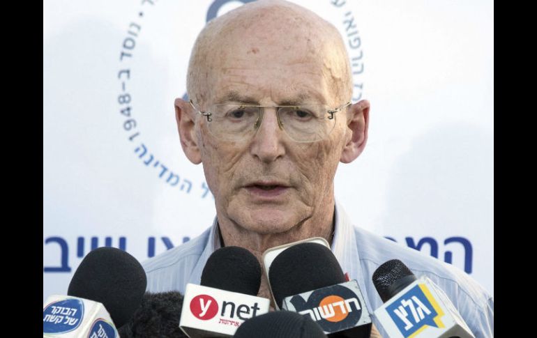 Rafi Valdan habla con los medios de comunicación sobre el estado de salud de Peres. AFP / J. Guez