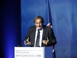 El expresidente de la UEFA Michel Platini pronuncia su discurso de despedida. EFE / Y. Kolesidis