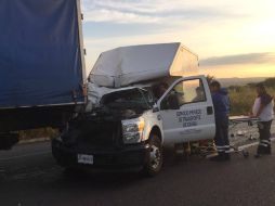 Al parecer el conductor del tráiler no sufre lesiones. TWITTER / @PCJalisco