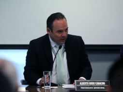 Al entregar por escrito su informe de Gobierno, Uribe destacó que éste fue impreso en papel reciclado. EL INFORMADOR / M. Vargas