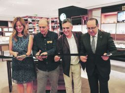 Stephanie Martinez, Jis, Trino y Jorge Miranda durante el corte de listón.  /