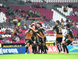 Un triunfo con premio. Los universitarios celebraron cinco veces anoche, ante los Coras. EL INFORMADOR / F. Atilano