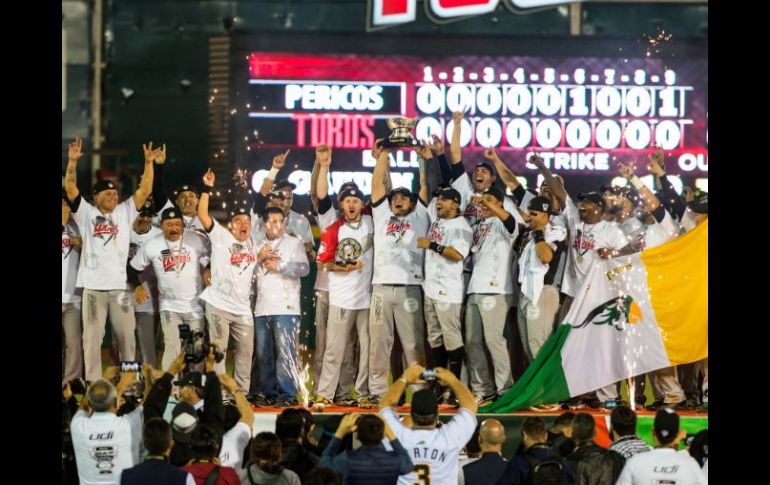 Los Pericos celebran el campeonato, el cuarto en la historia de la franquicia. MEXSPORT / R. Andrade
