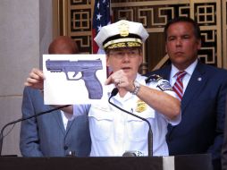 El jefe de la Policía de Ohio, Kim Jacobs, muestra una fotografía de la pistola de balines que sacó la víctima, Tyree King. AP / A. Welsh
