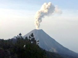 El Volcán El Colima emite una exhalación que generó una columna de mil metros de altura. TWITTER / @LUISFELIPE_P