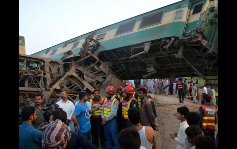Un convoy de mercancías paró tras atropellar a una persona y fue embestido por detrás por el tren de pasajeros. EFE / F. Karem