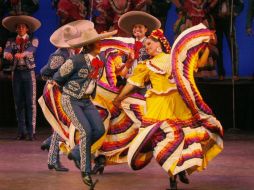 Durante el cortejo el hombre tira el sombrero frente a su pareja y baila en su ala ancha o alrededor del mismo para conquistarla. EL INFORMADOR / ARCHIVO