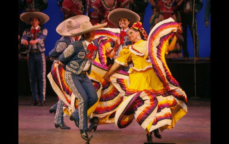Durante el cortejo el hombre tira el sombrero frente a su pareja y baila en su ala ancha o alrededor del mismo para conquistarla. EL INFORMADOR / ARCHIVO